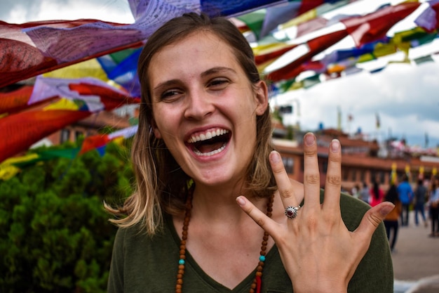 Foto close-up di una giovane donna sorridente