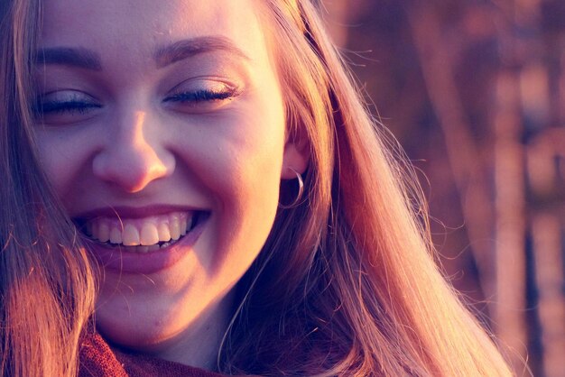 Foto close-up di una giovane donna sorridente