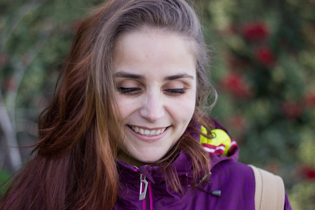 Foto close-up di una giovane donna sorridente