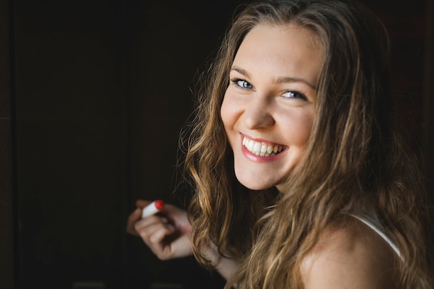 Foto una stretta di una giovane donna sorridente