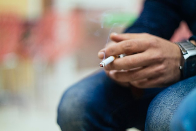 Photo close-up of smoking man hand