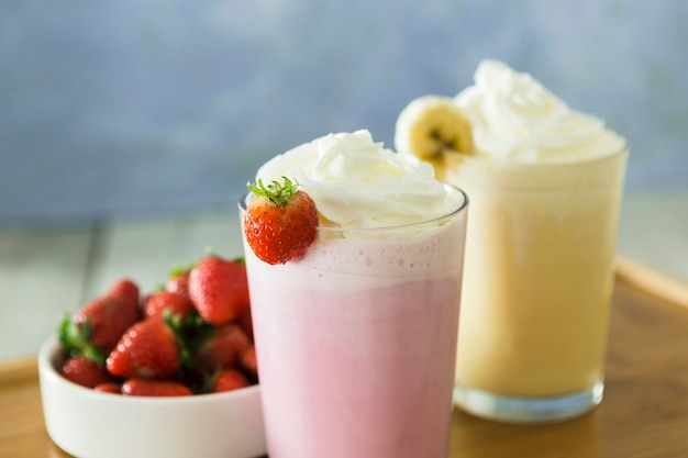 Photo close-up of smoothies with banana and strawberry