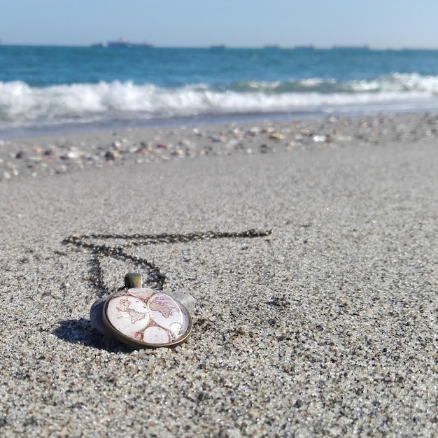 Foto prossimo piano di una lumaca sulla spiaggia