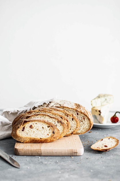 Close-up sneetjes tarwebrood op tafel