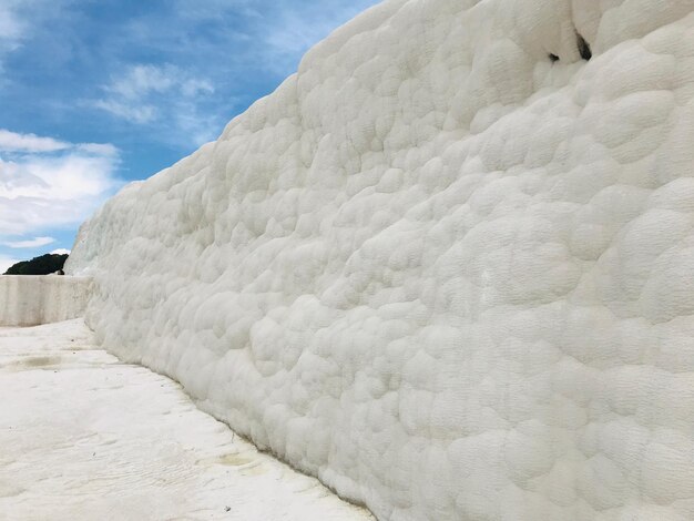 Foto prossimo piano della neve contro il cielo