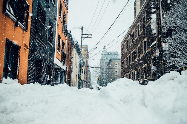 Photo close-up of snow covered houses against sky