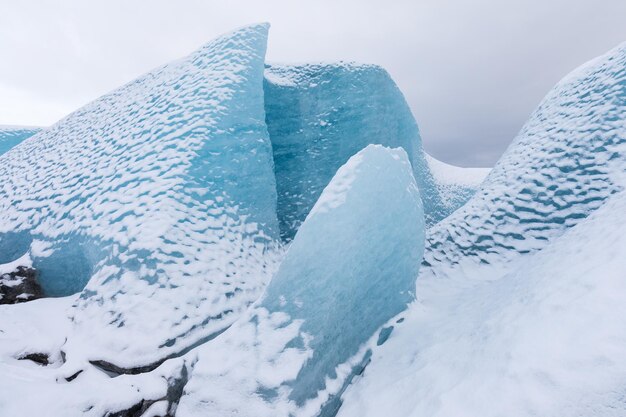 Photo close-up of snow covered mountain against sky