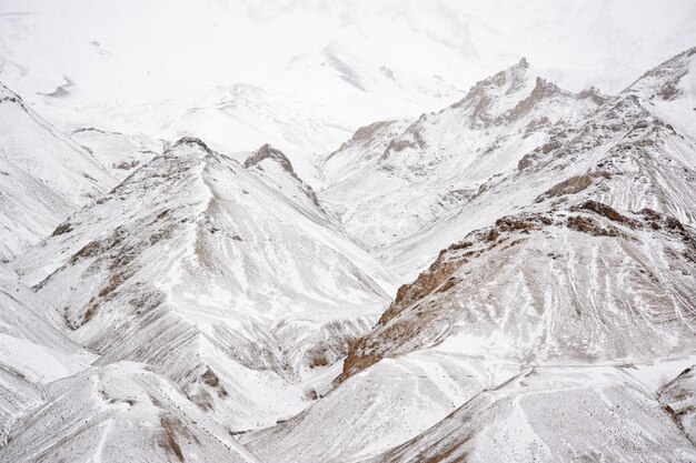 Foto prossimo piano di una montagna coperta di neve