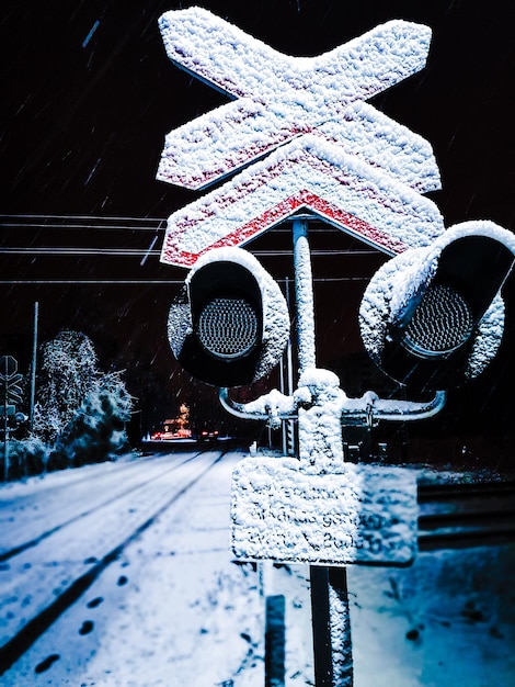 Foto close-up di un segnale stradale coperto di neve