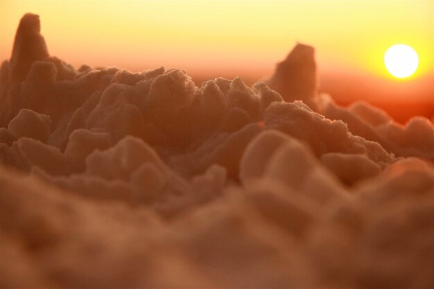 Foto prossimo piano della neve al tramonto