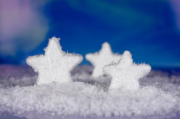 Foto close-up della neve sull'erba contro il cielo blu