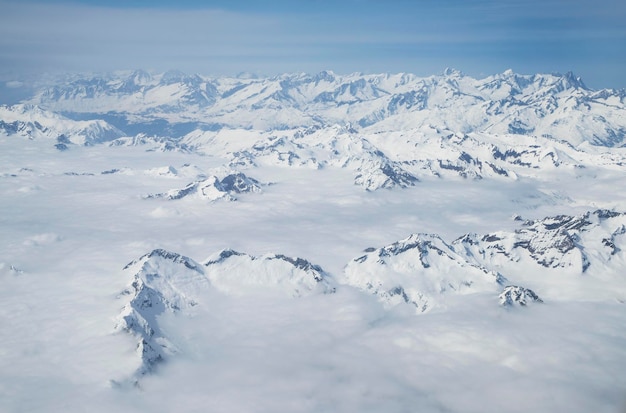 空に照らされた山の雪のクローズアップ
