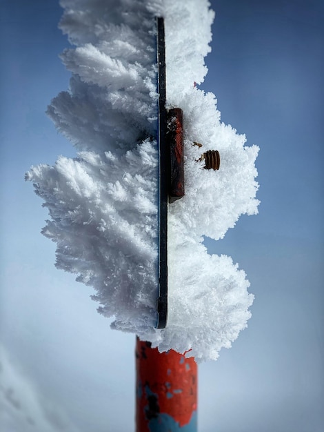 Foto prossimo piano della neve sul palo