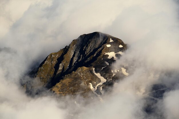 Foto close-up della neve sulla roccia contro il cielo