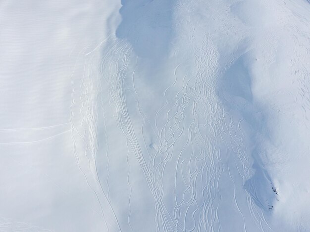Близкий план снега на море на фоне неба
