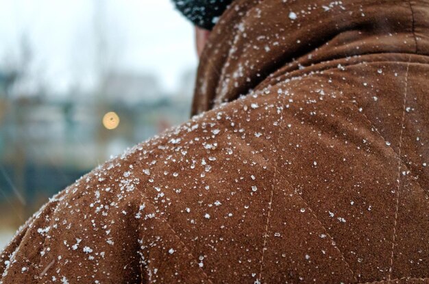 Photo close-up of snow on warm clothes