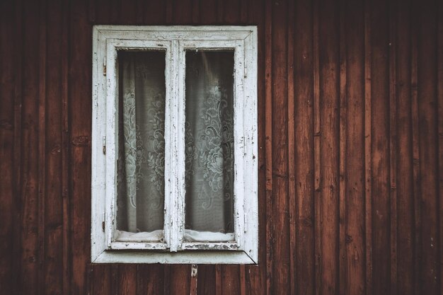 Foto close-up della neve sulla finestra di una casa