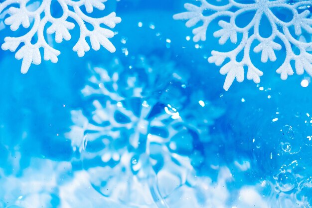 Photo close-up of snowflake over water