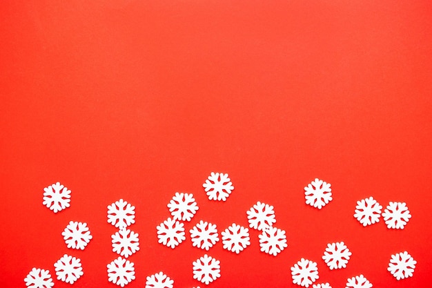 Photo close-up of snowflakes on red surface