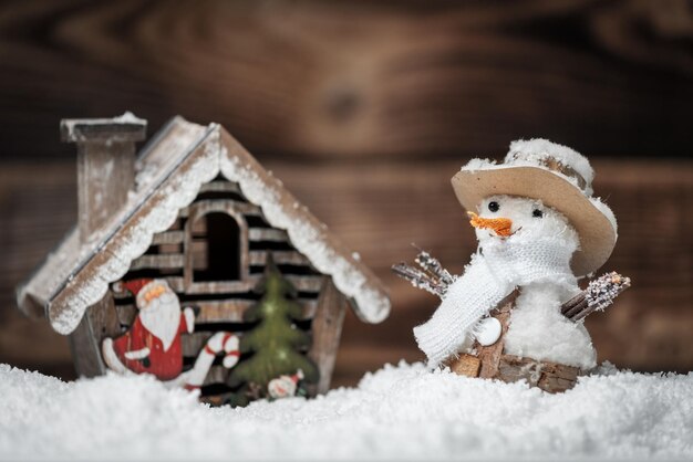 Foto close-up del pupazzo di neve sulla neve durante il natale