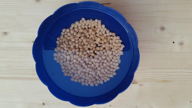 鉢に浸したチキンピースのクローズアップ