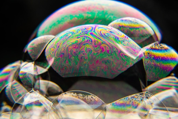 Photo a close up of a soap bubble with a rainbow pattern on it