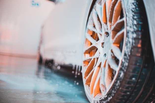 Foto prossimo piano del sapone sulla ruota dell'auto