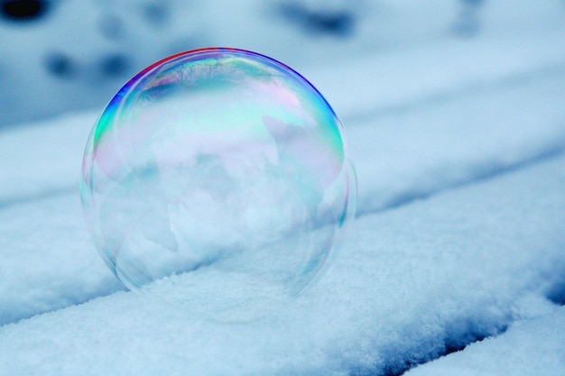 Photo close-up of soapbubbles in snow