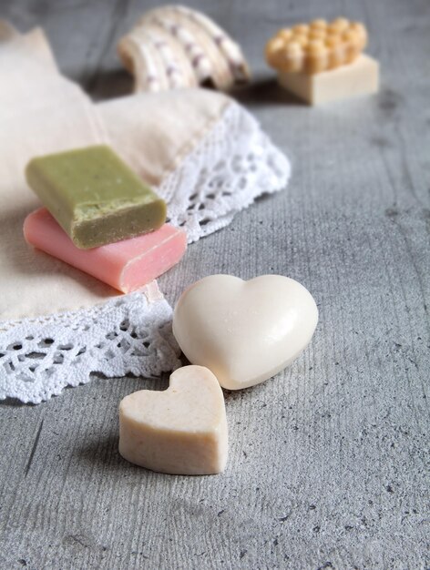 Photo close-up of soaps on wooden table