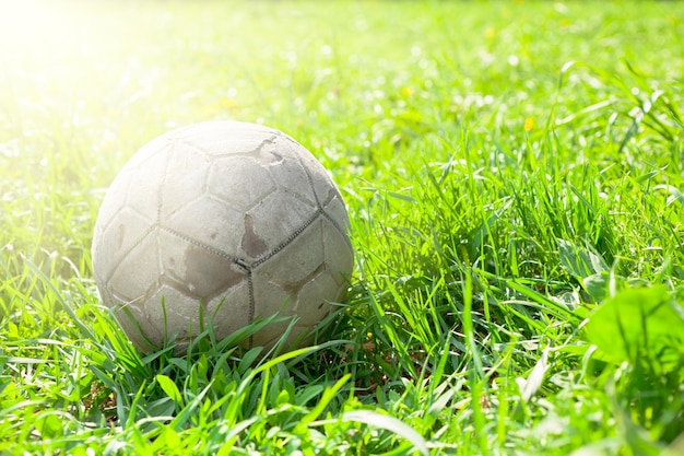 Foto close-up di una palla da calcio sul campo