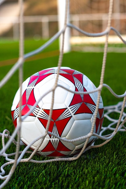 Крупный план футбольного мяча внутри сетевого поля Футбольный мяч внутри поля ворот Концепция футбольной лихорадки