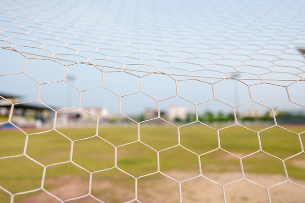 Primo piano di un pallone da calcio e di una rete sfondo di campionato di calcio