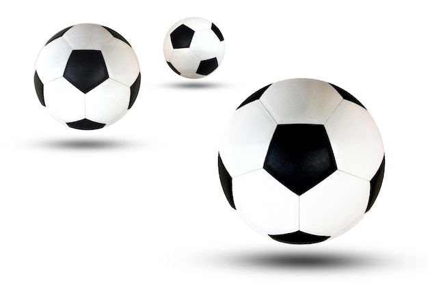 白い背景に浮かぶサッカーボールのクローズアップ