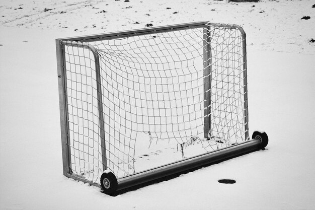 Photo close-up of soccer goal in snow