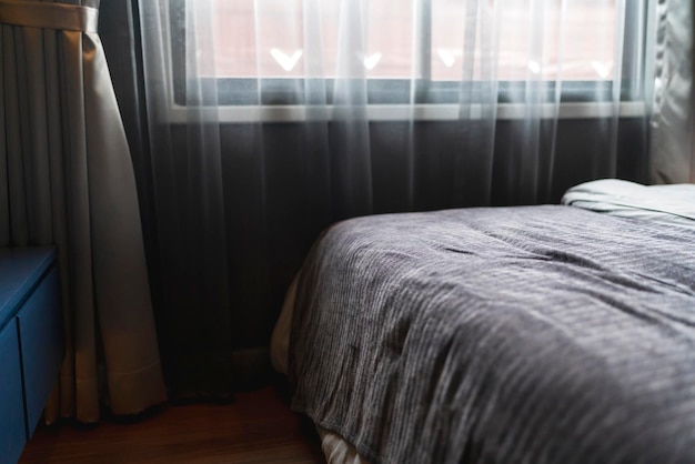 흰색 커튼 얇은 창 침실 홈 인테리어 디자인 컨셉 배경 근처에 부드러운 침대 담요와 모피 카펫 깔개를 닫습니다
