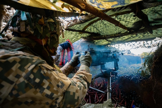 Close-up soldaten die een 50 cal machinegeweer afvuren met gebruikt messing eromheen Militair trainingsleger oorlogsconcept