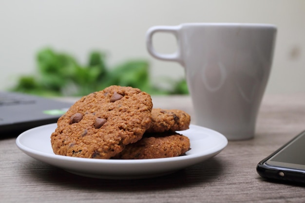 Primo piano di alcuni biscotti con un bicchiere di caffè sullo sfondo