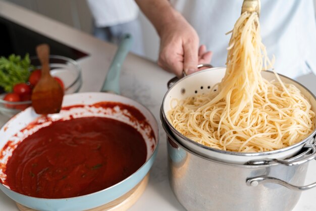 Foto primo piano sul figlio che cucina per sua madre