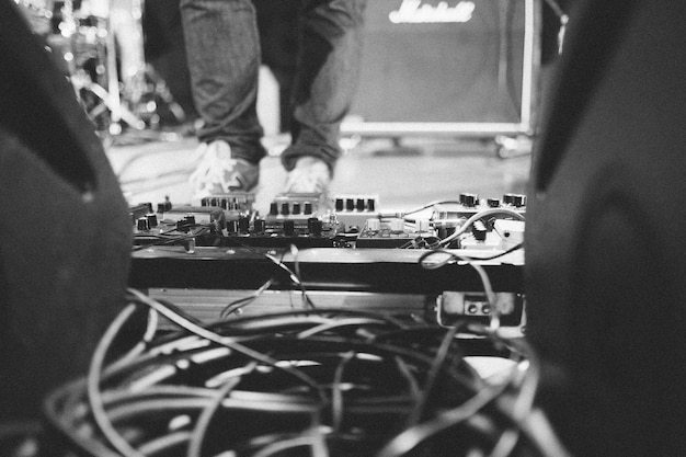 Foto close-up di un mixer di suono in uno studio di registrazione