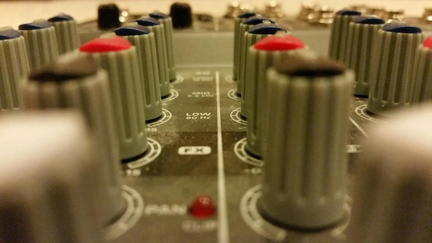 Foto prossimo piano del mixer sonoro