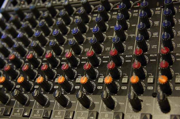 Foto prossimo piano del mixer sonoro