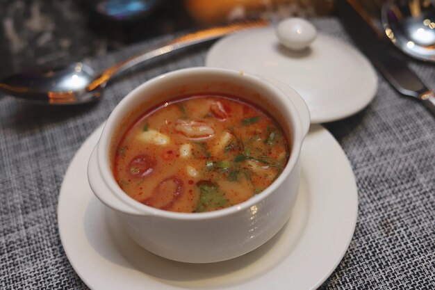 Foto close-up di zuppa in una ciotola su tavola