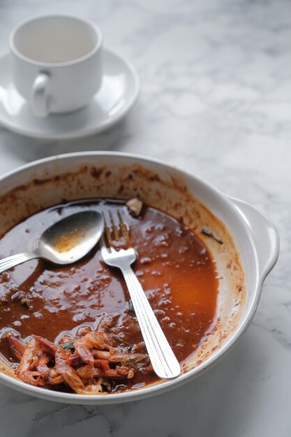 Foto close-up di zuppa in una ciotola su tavola