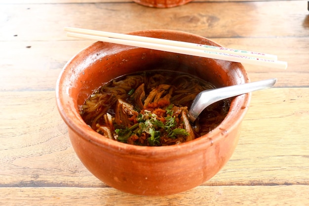 Foto close-up di zuppa in una ciotola su tavola