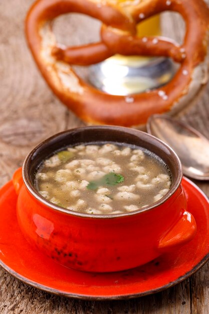 Foto close-up di zuppa in una ciotola su tavola