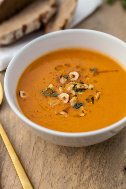 Foto close-up di zuppa in una ciotola su tavola