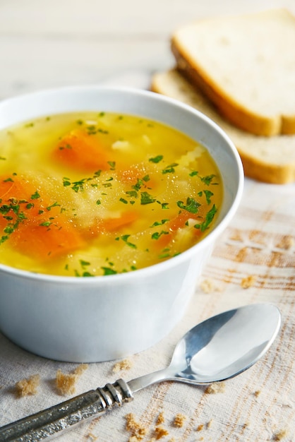 Foto close-up di zuppa in una ciotola su tavola