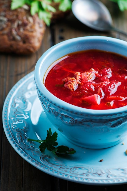 Foto close-up di zuppa in una ciotola su tavola