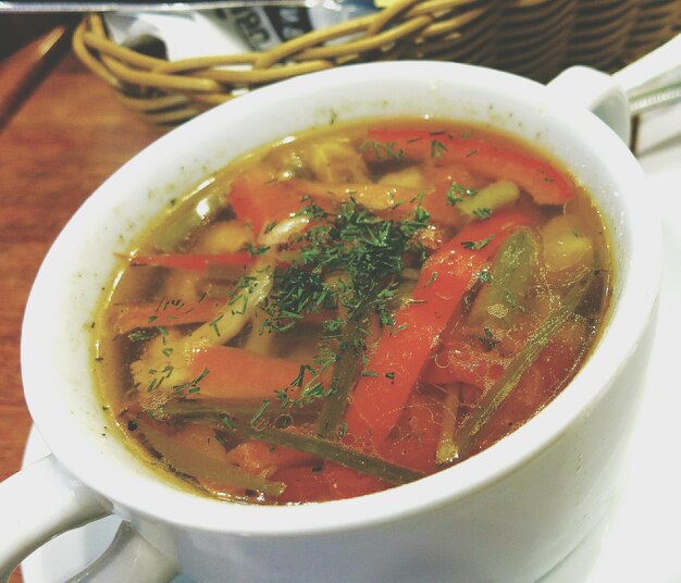 Foto prossimo piano della zuppa in ciotola