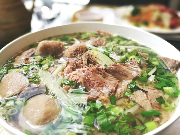 肉と野菜のスープのクローズアップ
